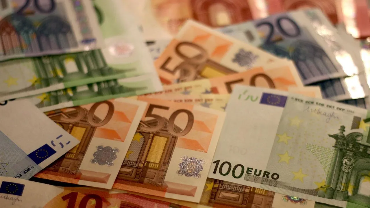 Marché noir : le dinar algérien continue de grimper face à l’euro ce 19 ...