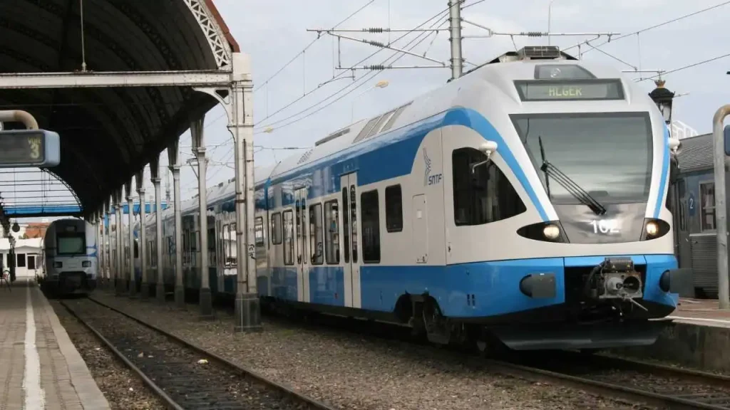 SNTF train Alger banlieue